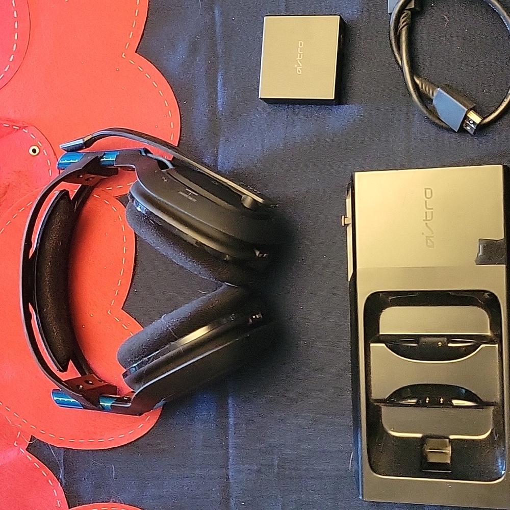 Astro A50 Wireless Gaming Headphones - Picture 3 of 4